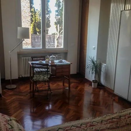 Luminosa Vista Piramide Róma